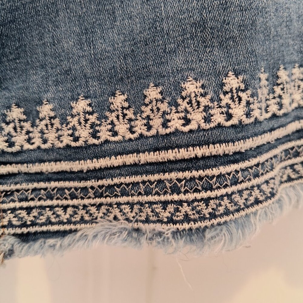 Cato Mid-rise 16W Jean Shorts with Embroidered hem LNC - Picture 3 of 5